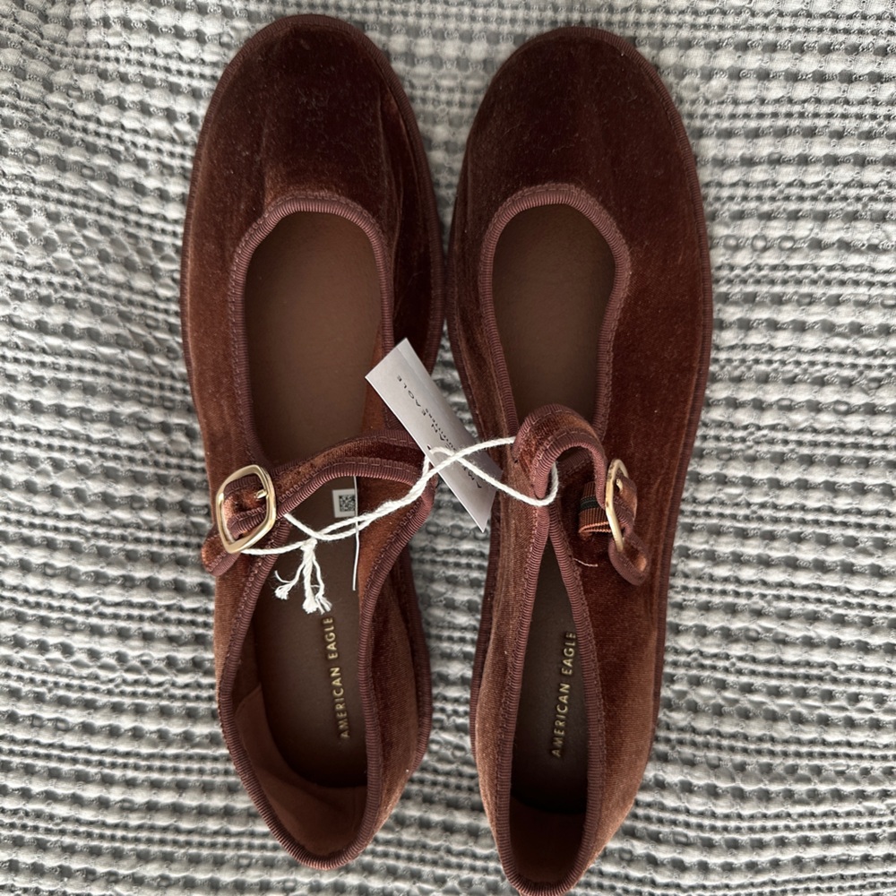 NWT American Eagle Outfitters Women's 10 Velvet Mary Janes in Brown